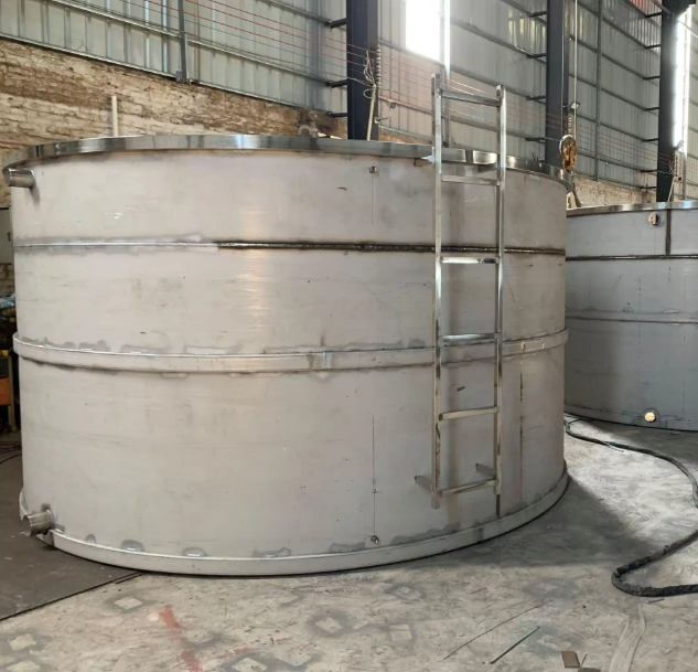 肇庆四会市70立方不锈钢储罐加工完工，直径6米高度2.5米储罐容器
