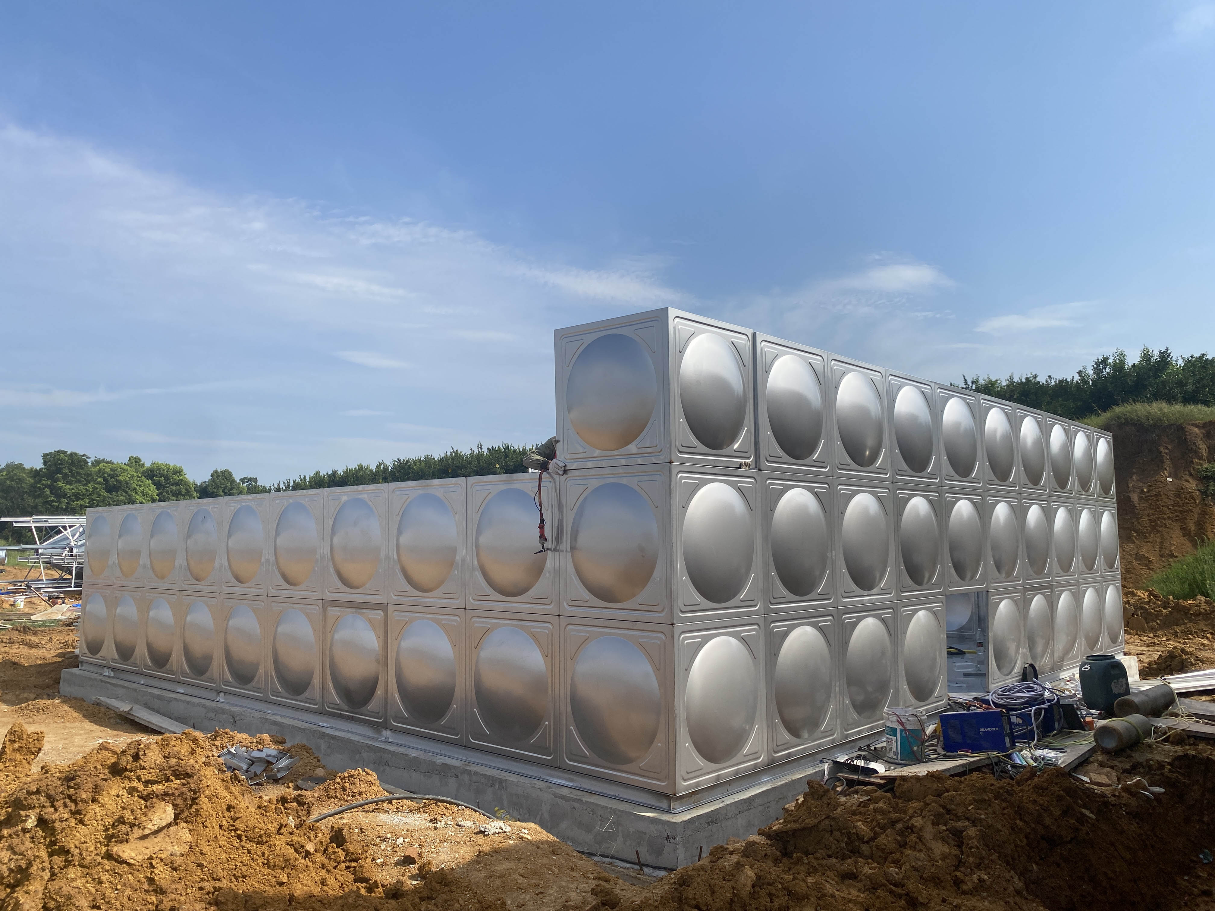 要如何根据02S101图集组装不锈钢水箱？