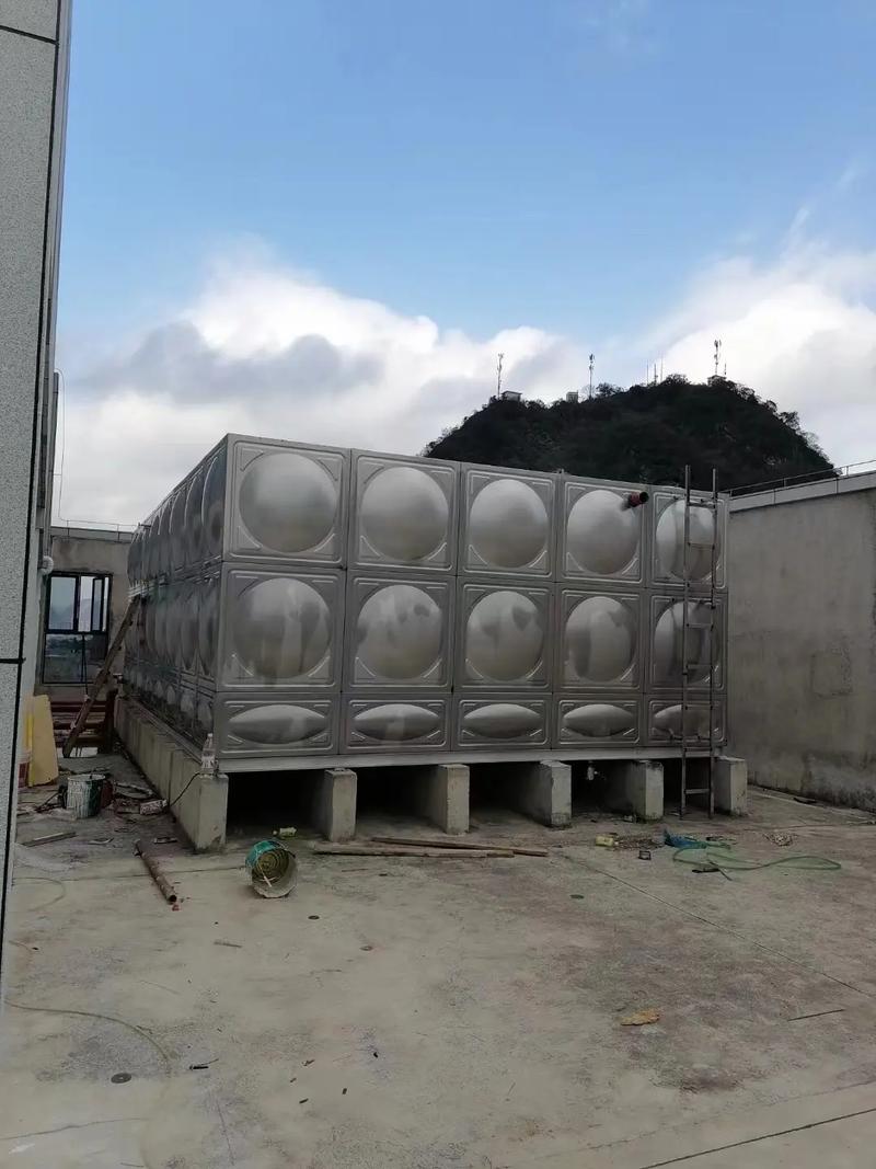 海南生活供水工程，琼海市62吨304不锈钢生活水箱安装完工