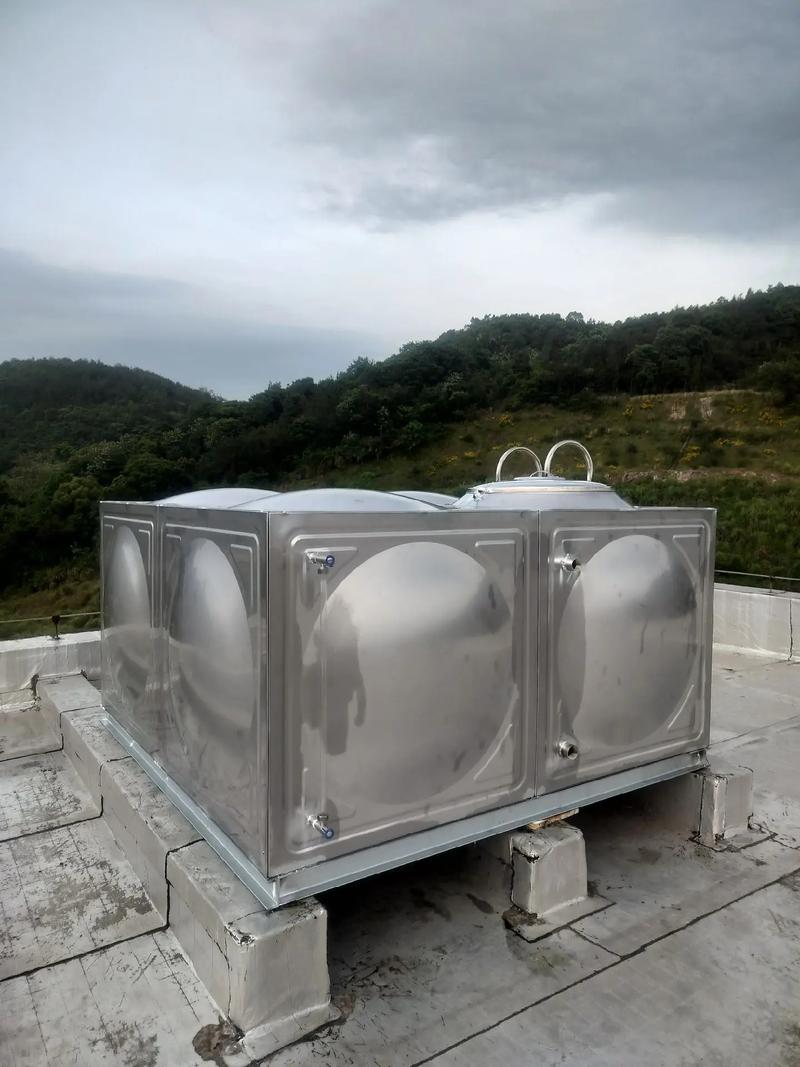 广西不锈钢水箱厂家：梧州市4台2.25立方不锈钢方形冷水箱交货